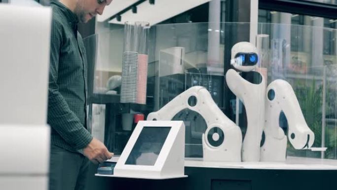 未来派机器人，创新科技理念。机械机器人在咖啡馆里等客户