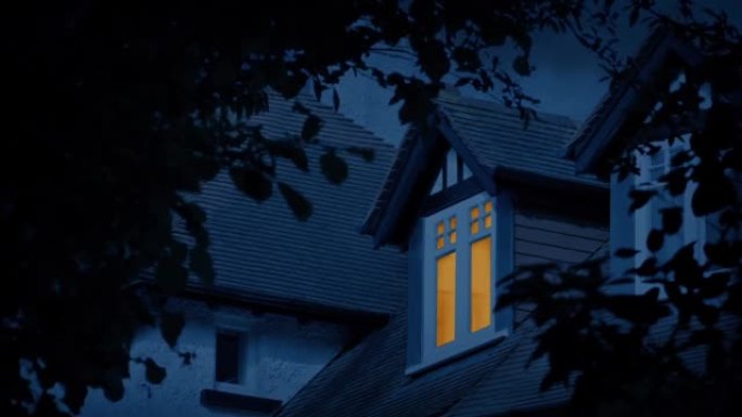 晚上开着灯的房子屋顶窗户