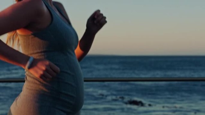 孕妇在海滩上跑步进行健身训练，有氧运动或夏季在夏威夷锻炼。体育、怀孕或孕妇健康运动员流媒体播客、广播