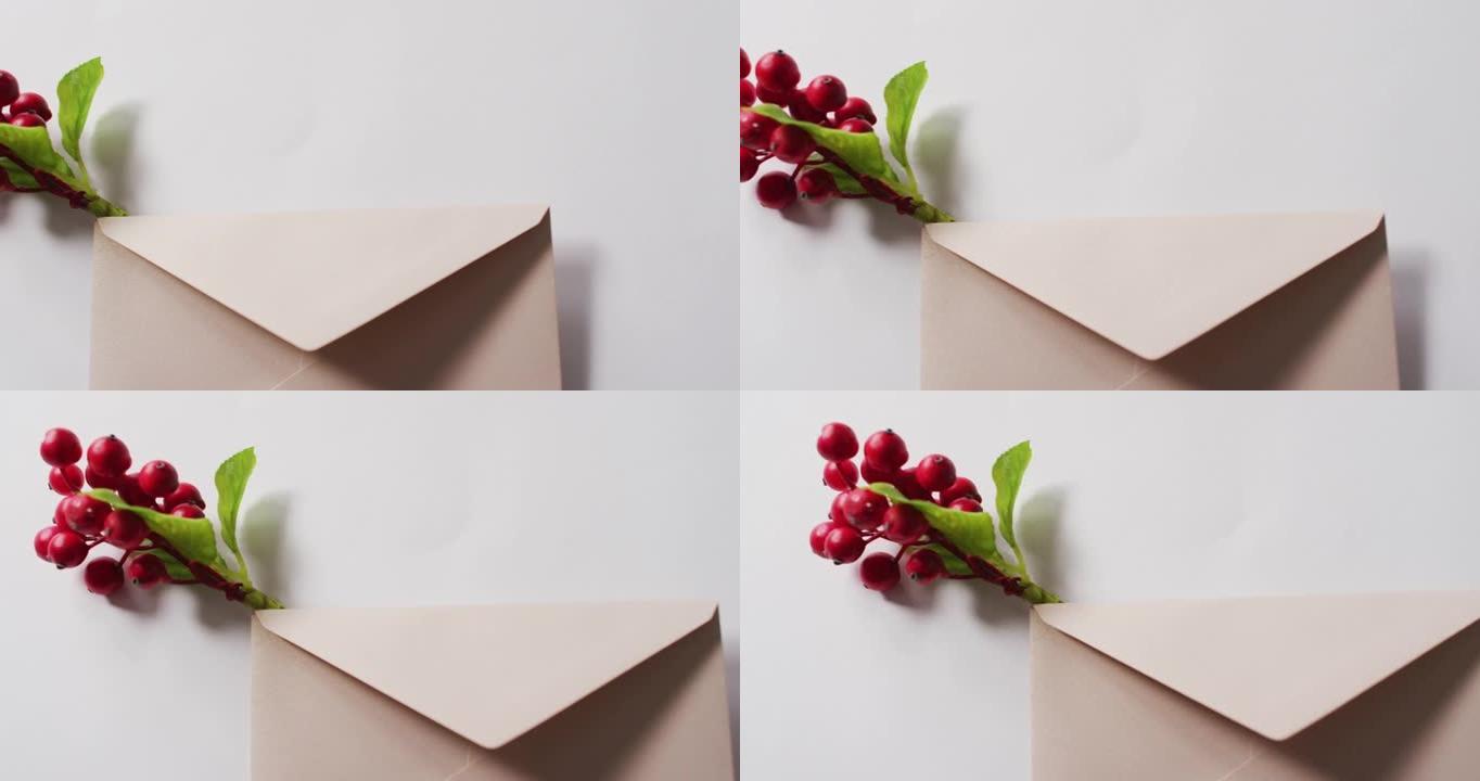 白色背景上有信封的圣诞装饰品红莓视频