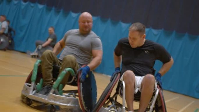 对付对方团队残疾人运动会轮椅上比赛体育精