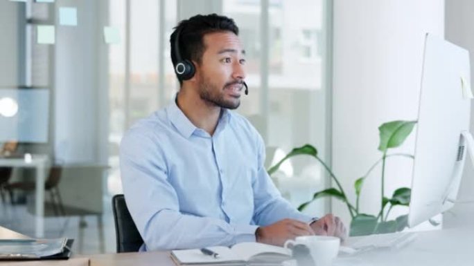 呼叫中心代理在办公室接听电话，并在其工作场所通过视频通话在线咨询。拉丁美洲裔美国客户服务或服务台员工