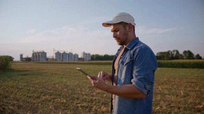 SLO MO Farmer在野外四处张望时使用数字平板电脑