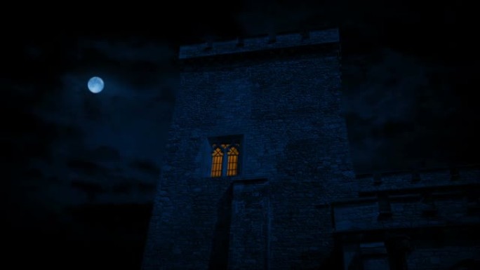 夜间城堡塔后面的闪电