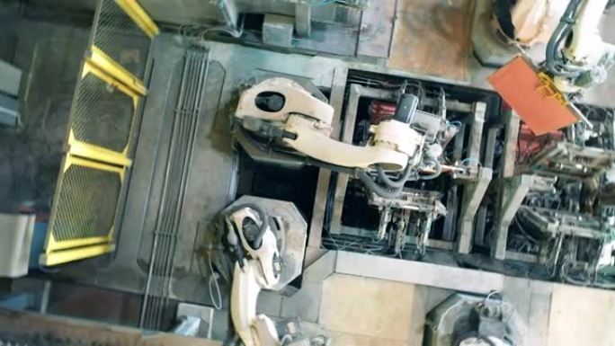 工厂机器人加工铜板的俯视图