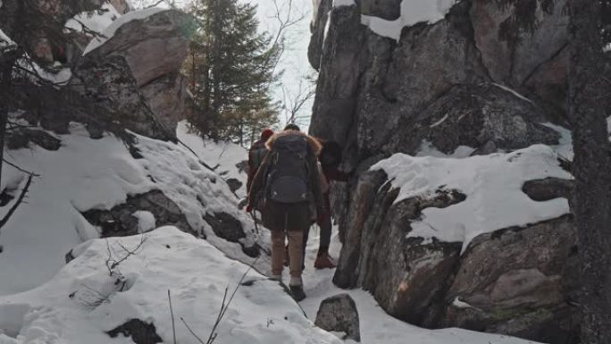 背着背包在山上徒步旅行的游客