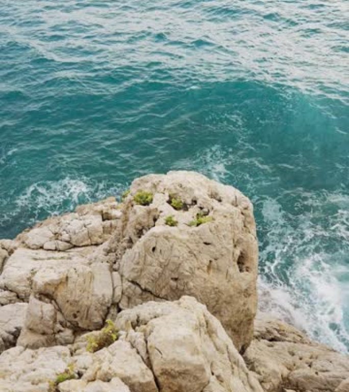 水冲向岩石海岸竖版海水海风