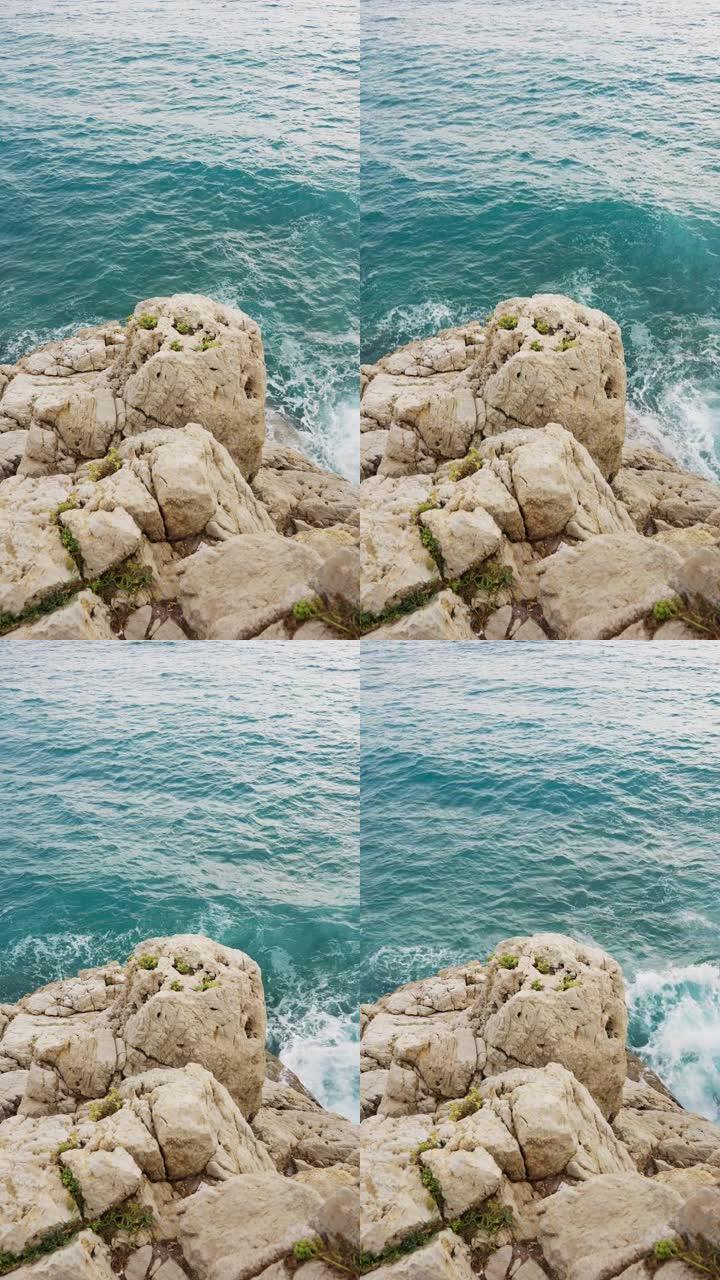 水冲向岩石海岸竖版海水海风