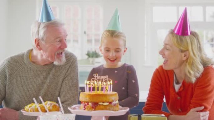 祖父母与孙女一起在家里庆祝生日