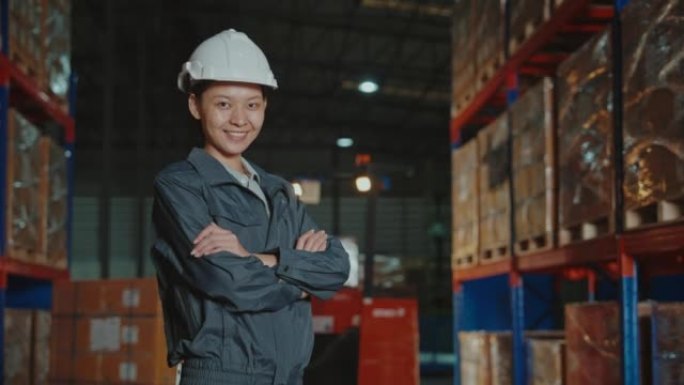 一名女性专业仓库工人的肖像