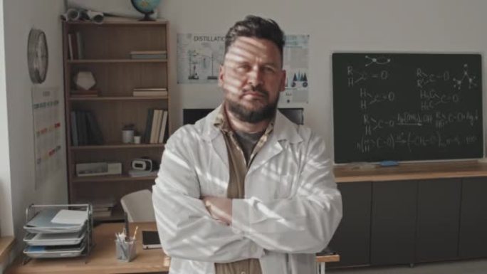男化学老师肖像男化学老师