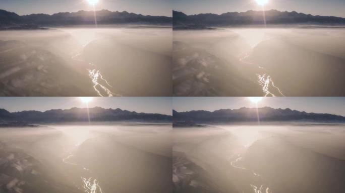 薄雾覆盖了峡谷，底部的河流反射了阳光