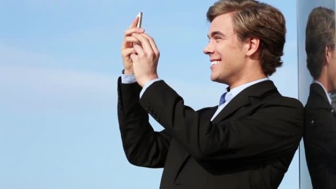 一个年轻商人在视频通话中挥手的4k视频片段