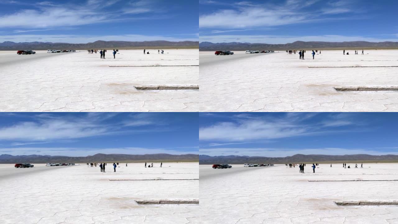 南美洲阿根廷西北部胡胡伊省萨利纳斯格兰德盐滩的游客。