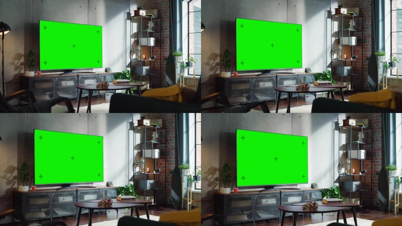现代客厅内部配有带绿屏显示屏的电视机、沙发和从窗户看到城市景观。显示器上有色度键占位符的空公寓