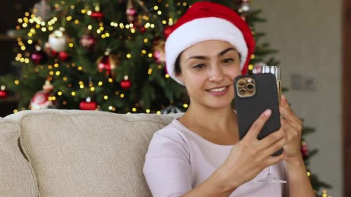 喜出望外的印度女性在智能手机上拍摄新年问候