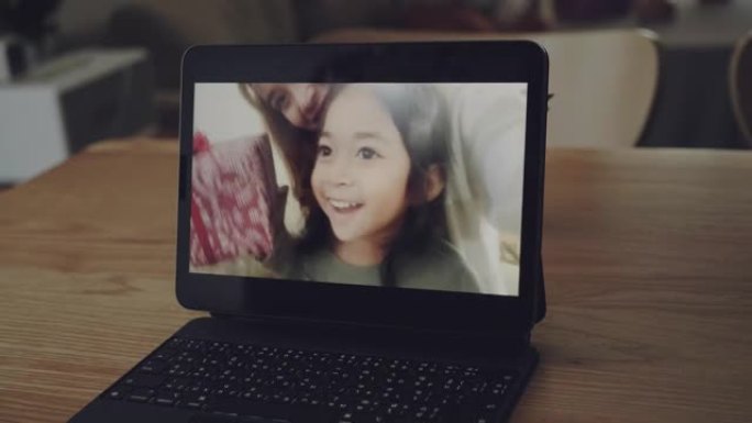 幸福的家庭在新型冠状病毒肺炎大流行期间通过视频通话庆祝圣诞节