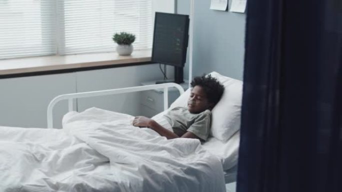生病的男孩睡在医院的病床上