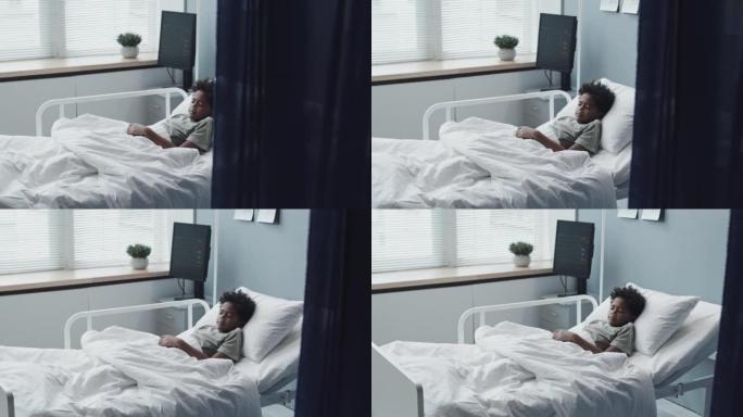 生病的男孩睡在医院的病床上