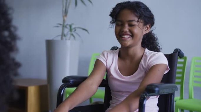 非裔美国女孩坐在医院的轮椅上微笑