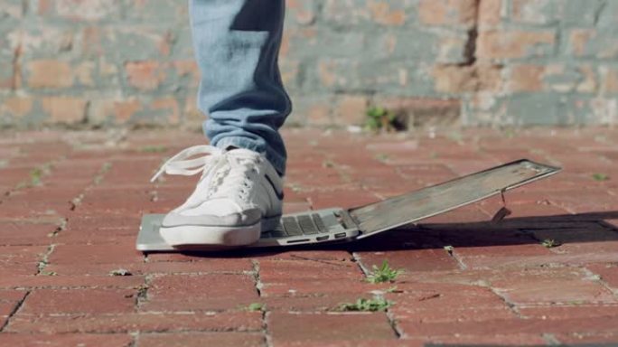 4k视频片段，一个无法识别的人在外面踩着笔记本电脑破坏了笔记本电脑