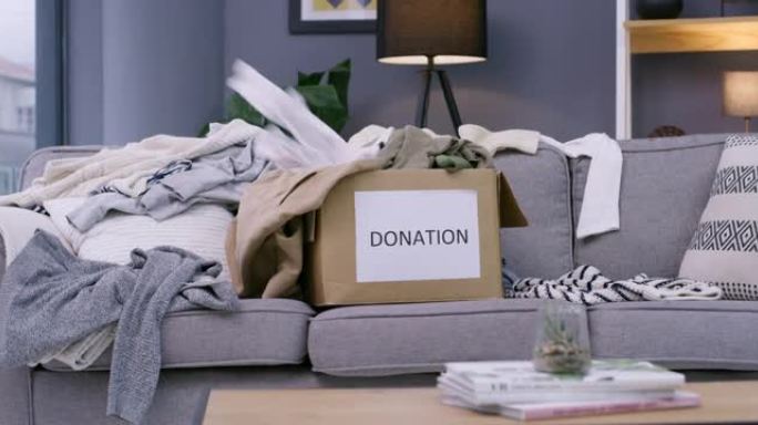 4k的视频片段，衣服被扔进盒子里捐赠在家