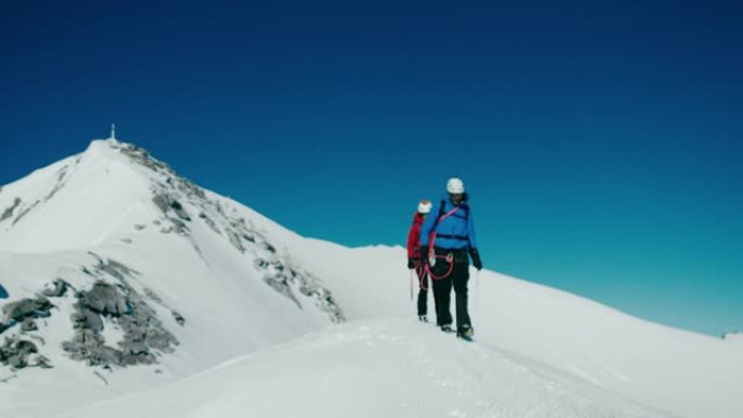 在山上徒步旅行外国人爬雪山冬季景色