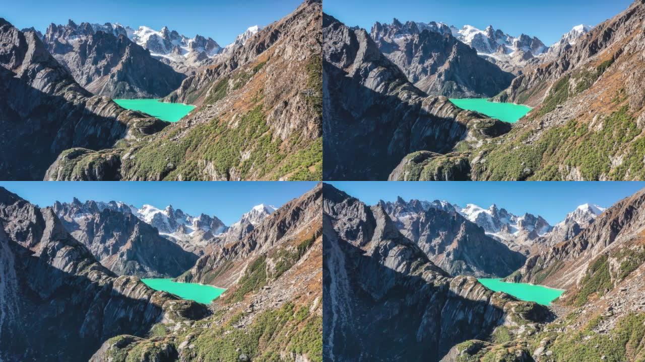群山之间有一个绿色的山湖