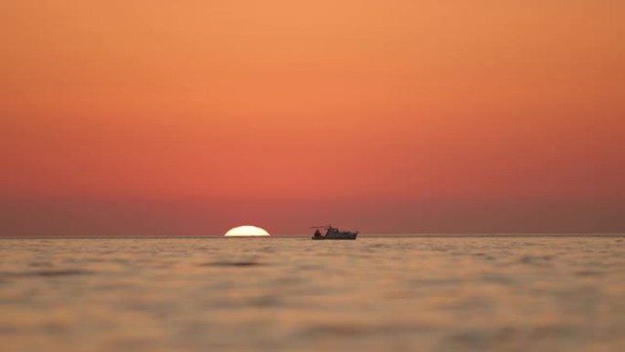 WS剪影船在克罗地亚亚得里亚海宁静的海洋上经过日落