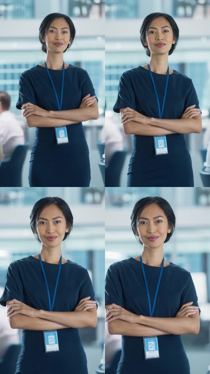 垂直屏幕: 穿着时尚服装的女商人交叉双臂，站在现代办公室，从事金融、商业和营销项目。美丽的亚洲经理肖