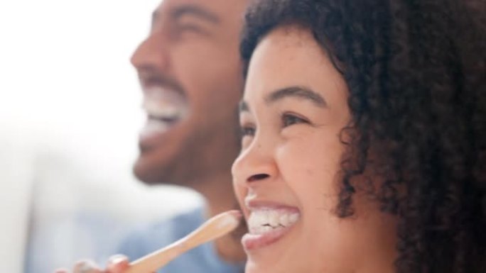 刷牙，一对夫妇早上在浴室聊天，准备在家。快乐，男人和女人在一起聊天或笑时使用牙膏和牙刷进行口腔健康和