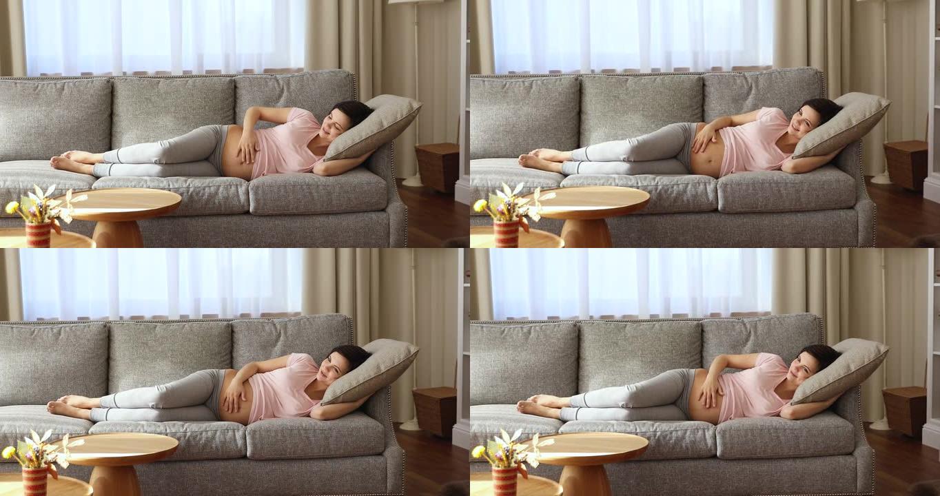 在舒适的客厅，舒适的沙发上放松孕妇