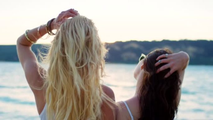两个朋友拥抱时欣赏海景的4k视频片段