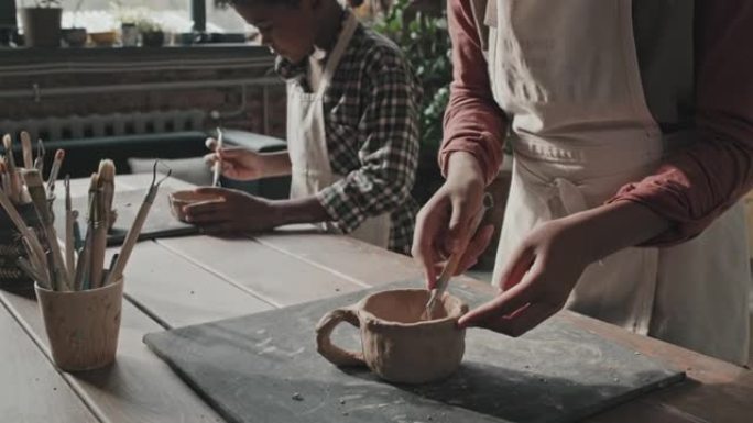 兄弟姐妹制作粘土工艺品