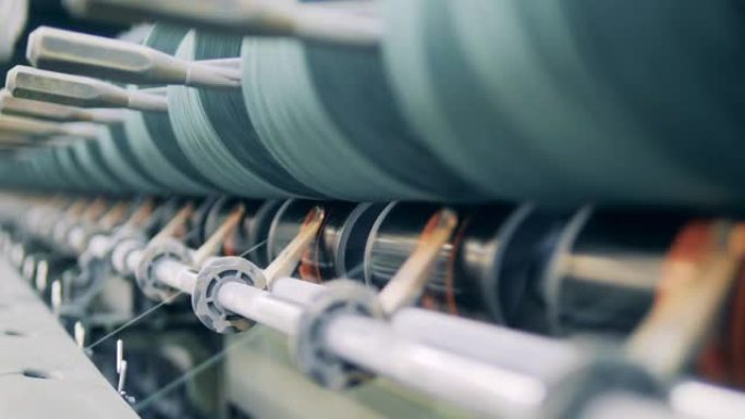 机械缝纫过程中的纺丝线轴