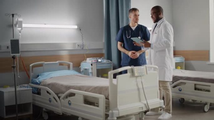 医院病房: 黑人医生与专业的高加索护士长或外科医生交谈，他们使用数字平板电脑。多元化的医疗保健专家团