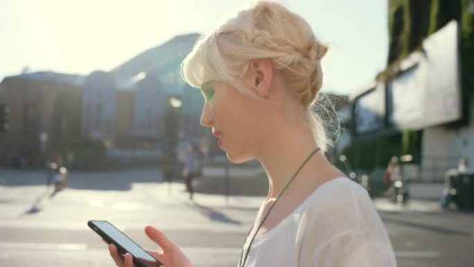 4k视频片段，一名年轻女子在城市外散步时使用手机