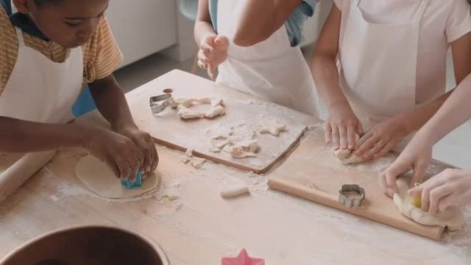 多民族学童制作饼干