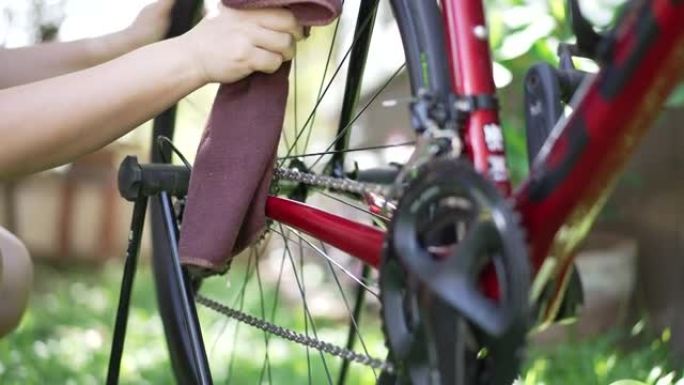 骑自行车的人清洁自行车