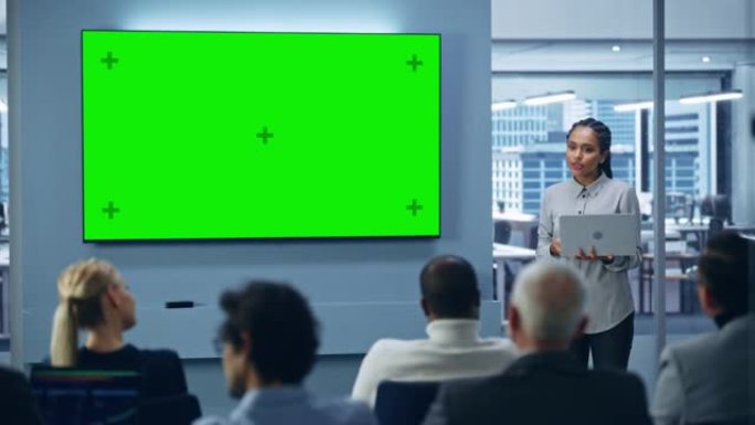 现代产品展示活动: 黑人女商人讲话，使用绿色色度键屏幕墙电视。面向不同投资者、数字企业家、商人群体的