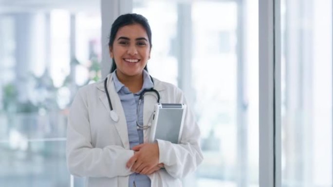女医生，平板电脑和医务工作者在医疗保健医院或健康室的信任和支持微笑。具有激励和创新精神的快乐咨询员工