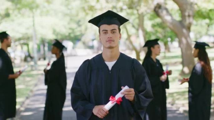 在大学或大学校园里拥有学位的自信男性毕业生的肖像。站在户外的毕业典礼上获得荣誉或文凭的年轻男性