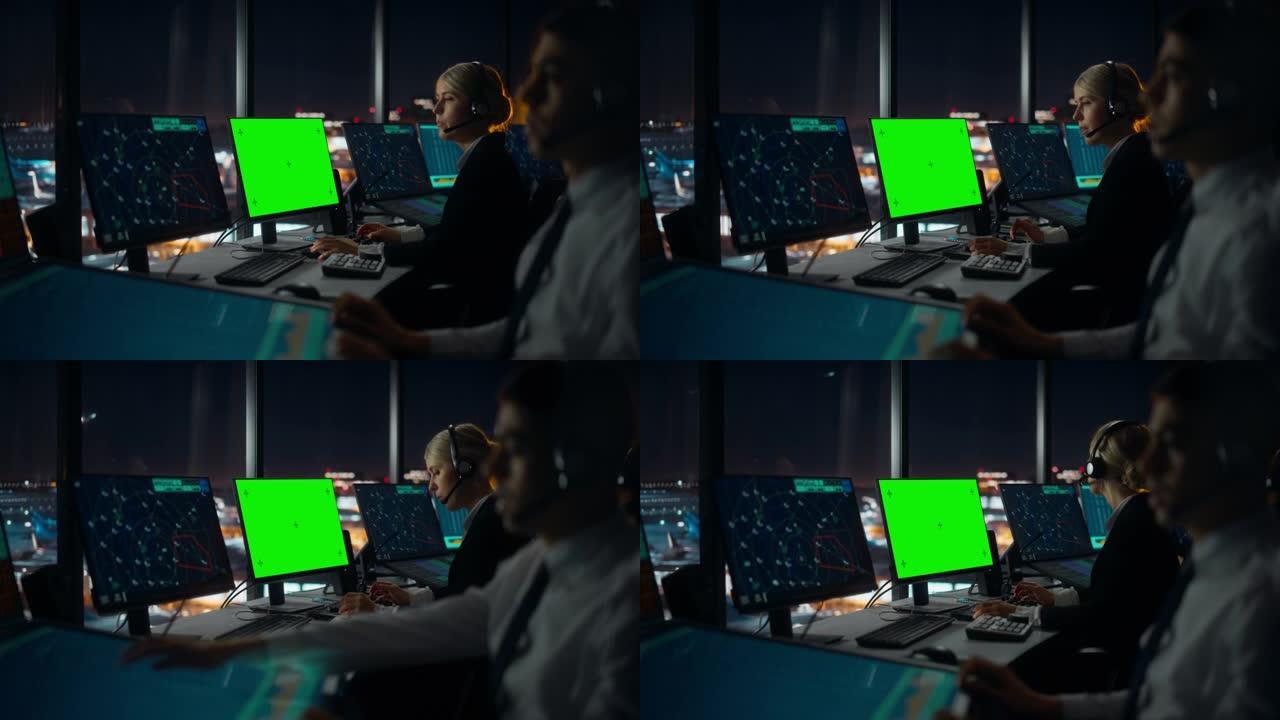 带耳机的女性空中交通管制员可在机场塔楼的绿屏模拟计算机上工作。办公室带有带有导航屏幕的显示器，团队的