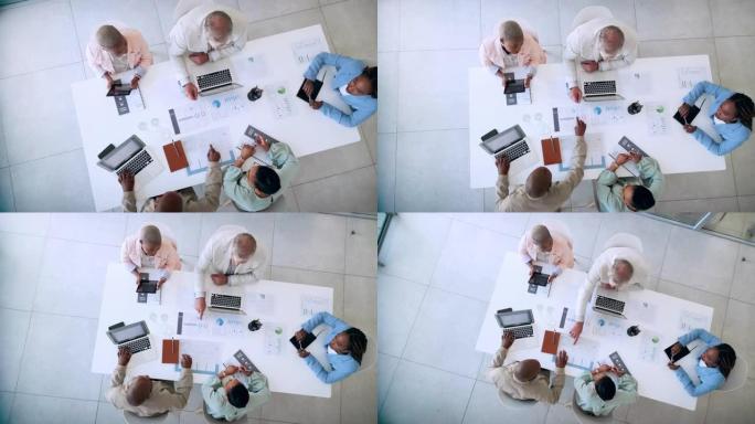 商务人士，会议和规划战略与技术在营销，广告或分析在办公室。营销团队讨论数据、信息或分析的俯视图