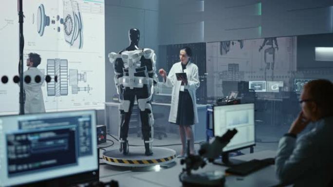 在机器人技术开发实验室中，各种工程师团队致力于仿生外骨骼原型。科学家设计了动力外衣，以帮助残疾人行走