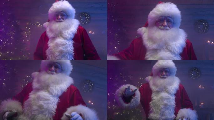 圣诞老人在烟雾机笼罩的圣诞节装饰的房间里，在五彩迪斯科的灯光下跳舞