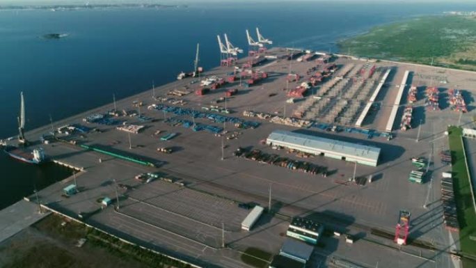 从鸟瞰图看圣彼得堡的货运港口。货港的无人机镜头