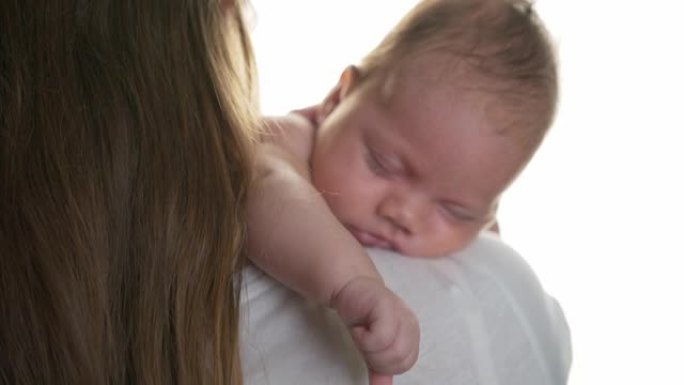 SLO MO婴儿男孩睡在母亲的肩膀上