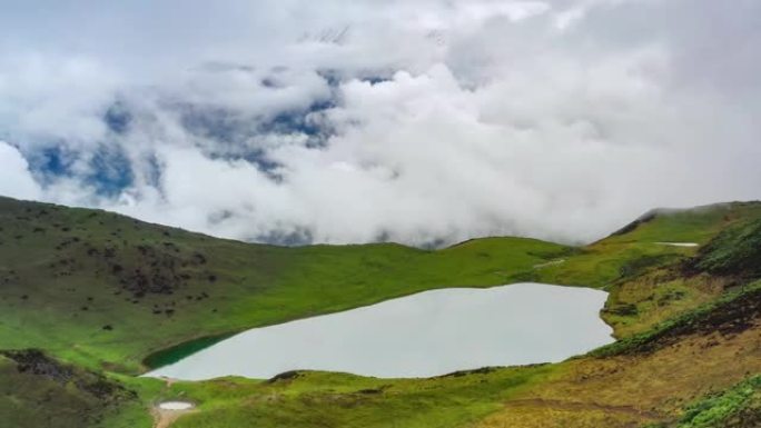 中国四川九顶山顶平静的湖泊