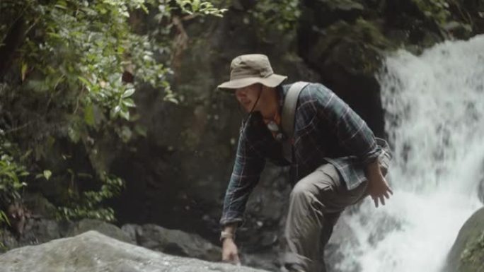 热带森林的亚洲男性旅行者。